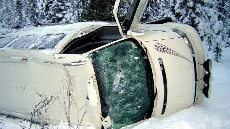 VOLTADE. En minibuss med sju skolbarn och en chaufför voltade norr om Vittangi i går. Ingen person uppgavs ha skadats allvarligt. Foto: POLISEN