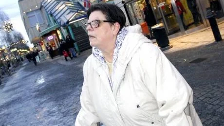 PROBLEMATISKT. Karin Lindqvist har fullt upp att hålla sig på benen med sina kryckor.  Foto: Andreas  Wälitalo