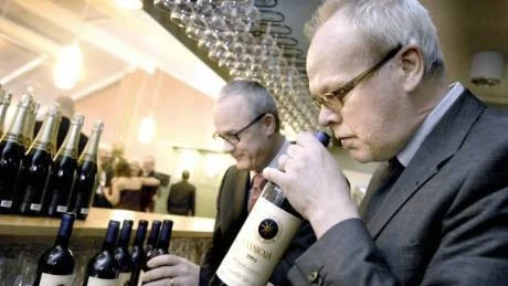 SPOTTAR UT. Varje år provar de här båda herrarna cirka 5.000 olika sorters vin, en mängd som är hisnande för de flesta människor. "Vi skiljer på jobb och fritid. När vi jobbar spottar vi ut allt vin", säger Kronlund. I helgen var de inbjudna för att hålla i vinprovning, kåsera och underhålla på Munskänkarnas 40-årsjubileum i Luleå.