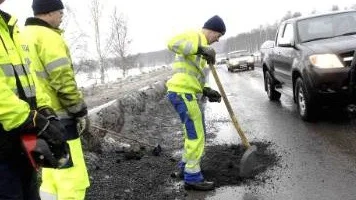 LAPPAR OCH LAGAR. Vägverkets största uppgifter nu är att fylla igen hålen. Men beläggningen är dålig och det kommer hela tiden nya. På Vägverket undersöker man nu alla skadeanmälningar, för att se om det krävs en ny vägbeläggning i sommar.