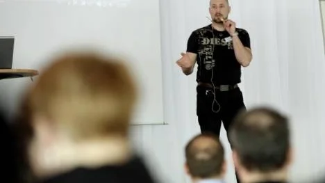 Att det inte ställs några krav på kompetens hos dem som ska lära skolbarnen att simma är illa, tycker Alf Wennskog, Boden. Han har mer än 20 års erfarenhet av att lära barn och vuxna att simma.