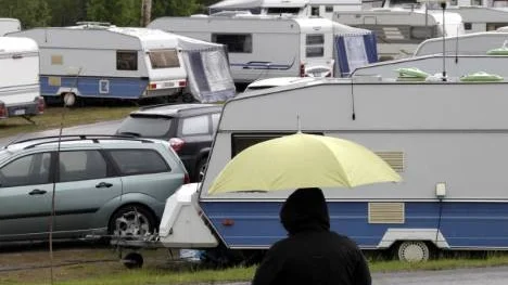 Ett störande regn och stundvis väldigt hårda vindar satte käppar i hjulen för Sikforsfestivalen på lördagen.