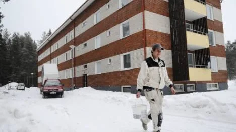 Målaren Kim Thelin, 21, renoverar övervåningen på lägenhetshuset som ska bli flyktingboende.