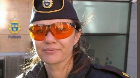 Landets poliskår kommer inom kort att utrustas med skyddsglasögon som skyddar mot laserpekare. På bilden är det polismannen Marika Lund som prövar glasögonen.