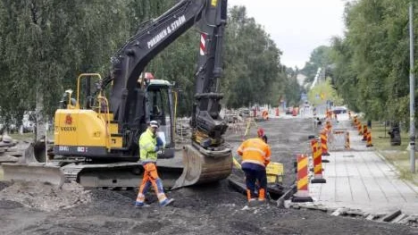 I dagarna har den gamla asfalten tagits bort på Sundsgatan och nu sätts ny kantsten.
