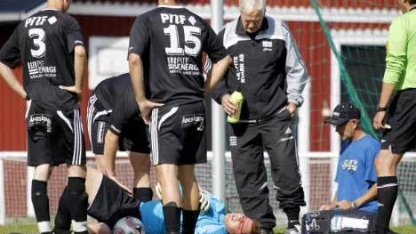 Jimmy Risberg, målvakt i Lillpites division 4-lag i fotboll, åkte på en otäck smäll i derbyt mot Munksund/S.