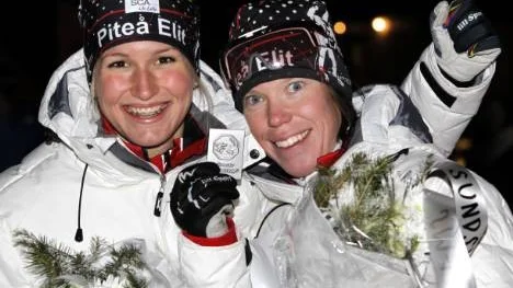 Magdalena Pajala, till vänster, och Lina Andersson, två glada silvermedaljörer efter teamsprinten i Sundsvall.