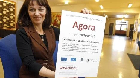 Margot Lundström är en av krafterna bakom integrationsträffarna "Agora", ett tillfälle för nya och gamla svenskar att mötas och diskutera aktuella ämnen. Kvällens tema är religion.