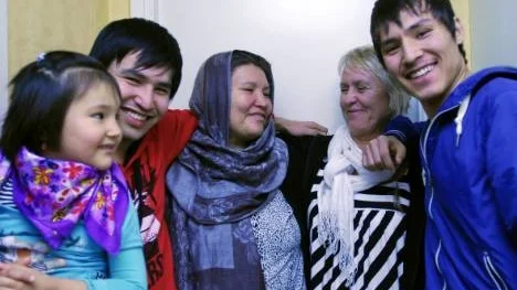 Otaliga timmar av arbete lades ner på att försöka få hit familjen.  "Hade jag inte haft Christina hade jag nog aldrig fått hit min familj, säger Alireza, tvåa från vänster.