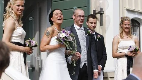 Fotbollsspelare gratulerade ÄIF:s Sara Karlsson och Mats Andersson som gifte sig på Midsommarafton i Älvsbyn.