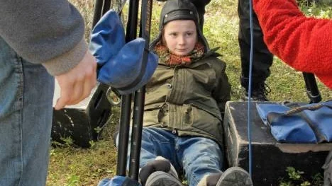 Huvudpersonen Mick spelas av Philip Olsson, Stockholm. I tisdags var det dags för en av skogsscenerna, närmare bestämt när han råkat kissa på sig efter att en kompis skjutit mitt i prick på en burk.