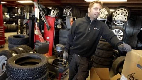 "Det är viktigt att kontrollera mönsterdjupet. Vi rekommenderar att man byter däck om mönsterdjupet på vinterdäck är mindre än 5 mm", säger Magnus Nordmark.