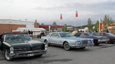 I väntan på att fler skulle ansluta sig till lördagskvällens cruising samlades de första deltagarna vid busstationen.