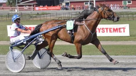 Mor och dotter vann var sitt V65-lopp på Peabtravet igår. Mamma Gunnel Fredriksson segrade i V65-1 med Kenseth Hanover...