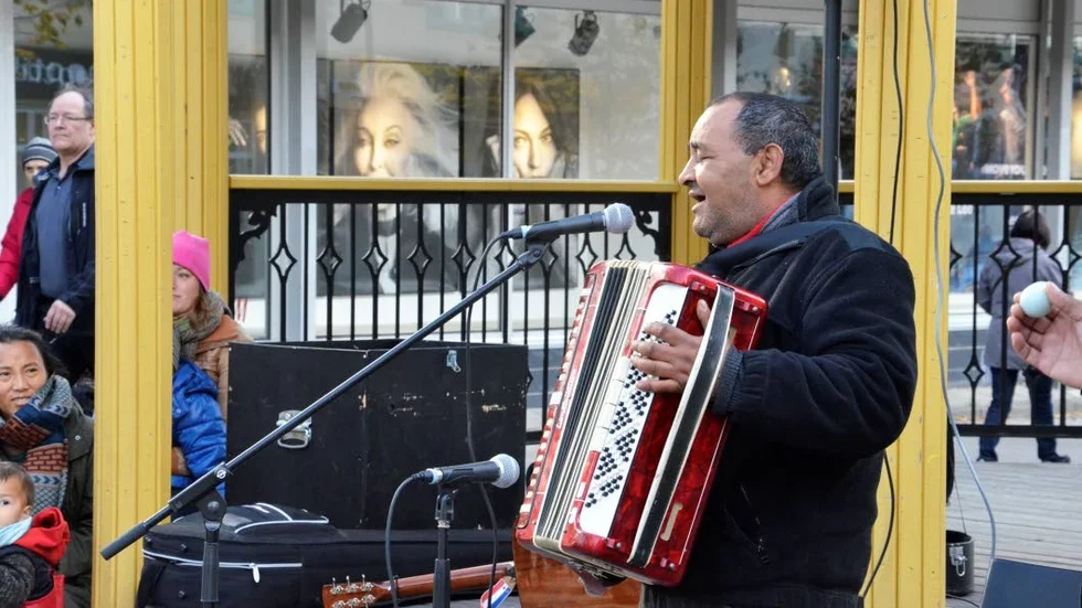 Konsert. Ett tjugotal personer samlades för att lyssna när gatumusikerna inledde konserten.