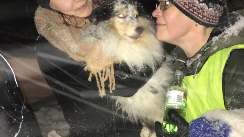 Hittad. Emma och Maila Almquist i snöyran med den återfunne familjemedlemmen Johan.