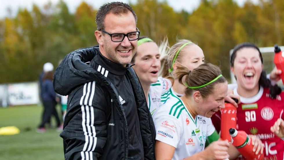 Förhandling. Assi IF ska sätta sig ner och kontraktsförhandla med tränaren Fredrik Söderholm och intresset är ömsesidigt.
