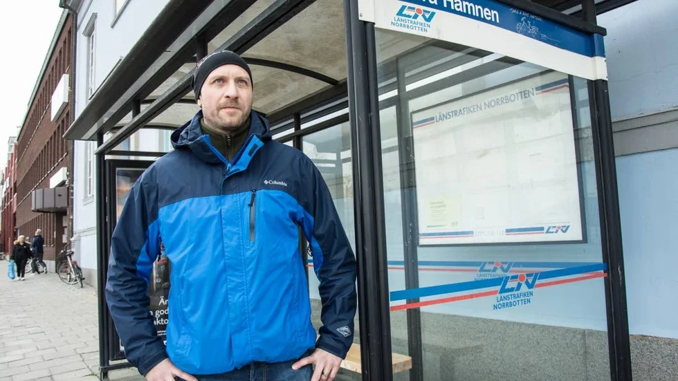 Inte tryggt. Marcus Grafström tycker inte att det känns tryggt att hans tioårige son måste gå från busshållplatsen vid Norra hamn till Smedjan för att byta buss och åka till Sunderbyn.