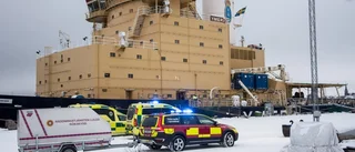 En förd till sjukhus efter branden på isbrytaren