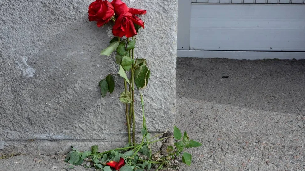 Rosor. Blommor och kort lämnades vid mordplatsen till minne av 36-åringen.