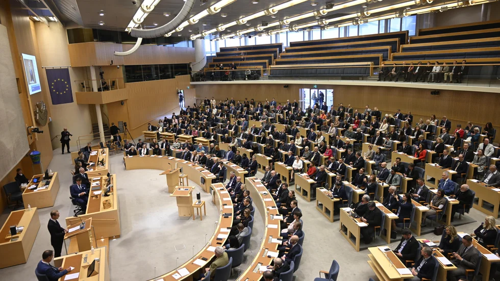 Bara 9 av 349 riksdagsledamöter som valdes in i höstas var över 65 år, trots att åldersgruppen utgör en dryg fjärdedel av valmanskåren, påpekar insändarskribenterna.