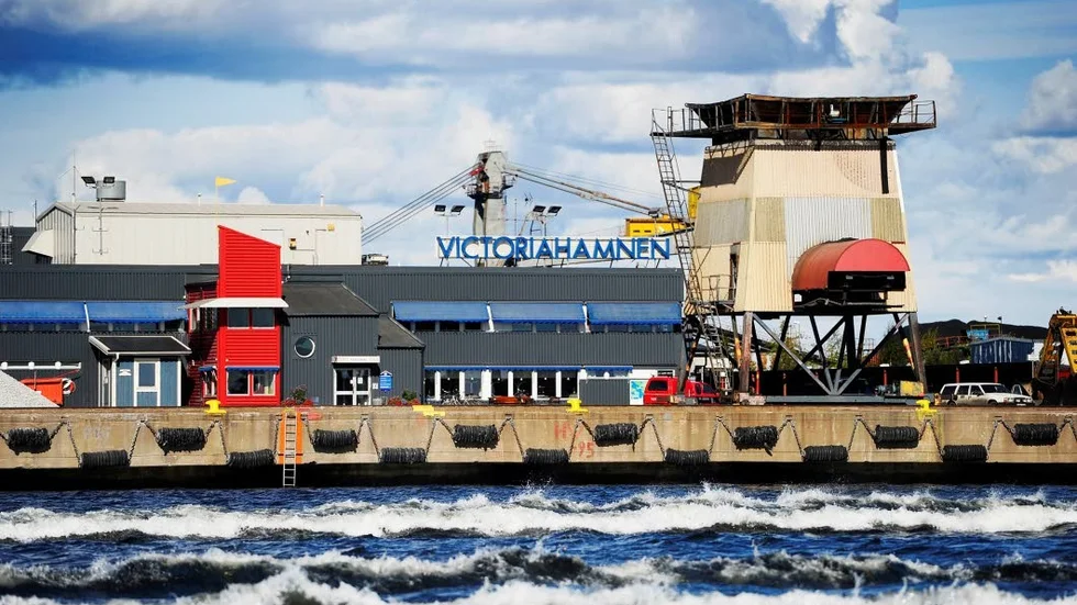 Nytt bolag. Det nybildade hamnbolaget Luleå hamn AB ska lägga ut driften av Victoriahamnen på entreprenad. Något som oroar hamnarbetarna där som jobbar åt Shorelink.