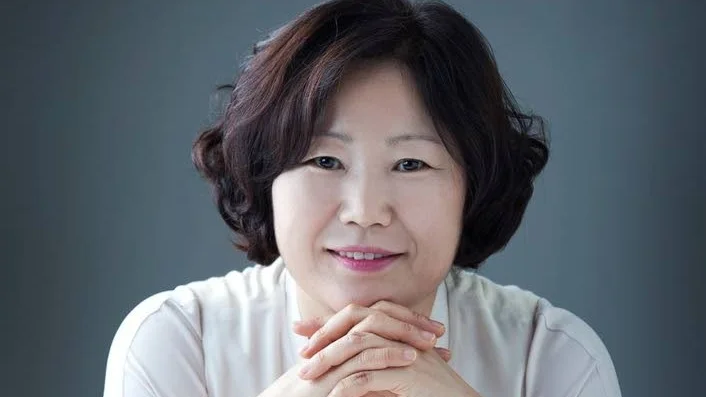 Klassiker. Sun-Mi Hwan är litteraturprofessor i Seoul. Hennes roman ”Hönan som drömde om att flyga” finns nu översatt till svenska.