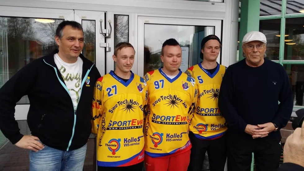 På bilden till höger med keps på står Anders Strömbäck (tränare) Sami Alakärppä, Henry Räiskiö, Teemu Suomalainen, Peter Björkman ordförande.