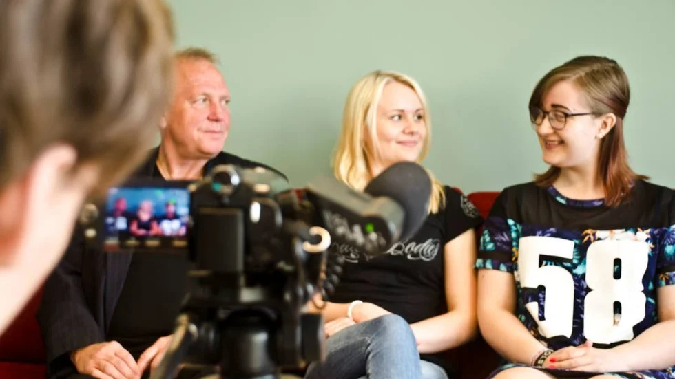 Annorlunda feriejobb. Gustav Stöckels sommarjobb är att filma Johanna Marklunds och Linnea Nilssons arbete som kommunutvecklare – ytterligare ett sätt att skapa intresse för ungdomsfrågor i kommunen. Med på bilden är även ungdomskonsulenten Göran Ahlström.