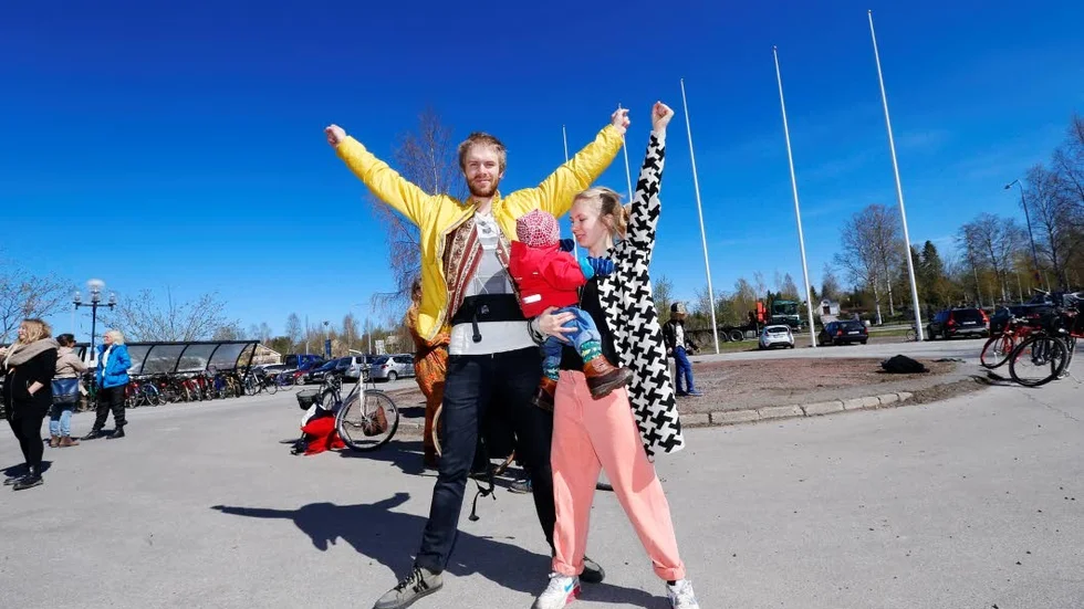 För dansen. Ett par av de 100-talet dansare som genomförde en manifestation för Dansens hus vid landstingshuset. Per Sundberg med Marie Wårell med Lo Sunderberg Wårell i famnen.