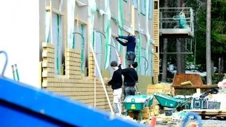 STRAFFAS. Detta bostadshus med studentlägenheter byggdes av Lindbäcks bygg i våras. Det gick fort, alldeles för fort, menar kommunen som nu bötfäller bolaget med 2,2 miljoner kronor.