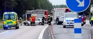 Fyra till sjukhus efter E4-krock