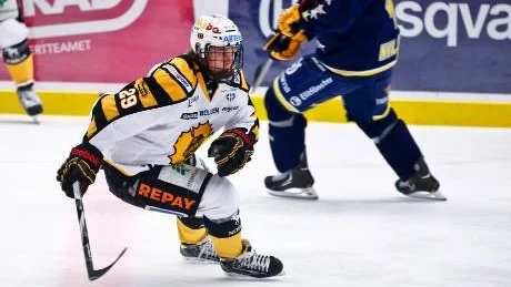 klar. 17-årige Lucas Wallmark har snittat en poäng per match eller mer i Skellefteås juniorlag. Nu har han skrivit på för Luleå.