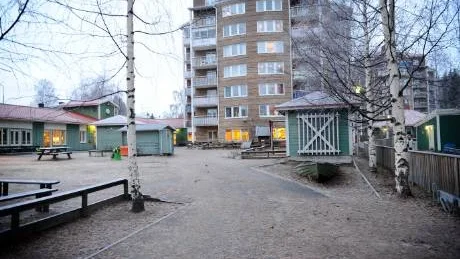 UTEMILJÖN FÖRFALLER. Medan Lulebo och Luleå kommun träter om ansvaret för barnens utemiljö står den och förfaller. På grund av skaderisken har gungor och gungställningar fraktats bort och klättertorn spikats igen.