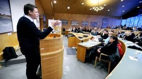 BEGRÄNSA VINSTEN. "Vi vill tillåta privata företag inom välfärdssektorn men begränsa vinstuttagen". Det sade Tobias Baudin inför ett hundratal kommunalare i Luleå.