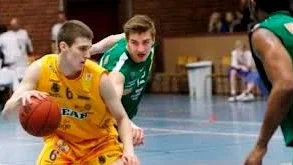 Niklas Larsson (i gult).