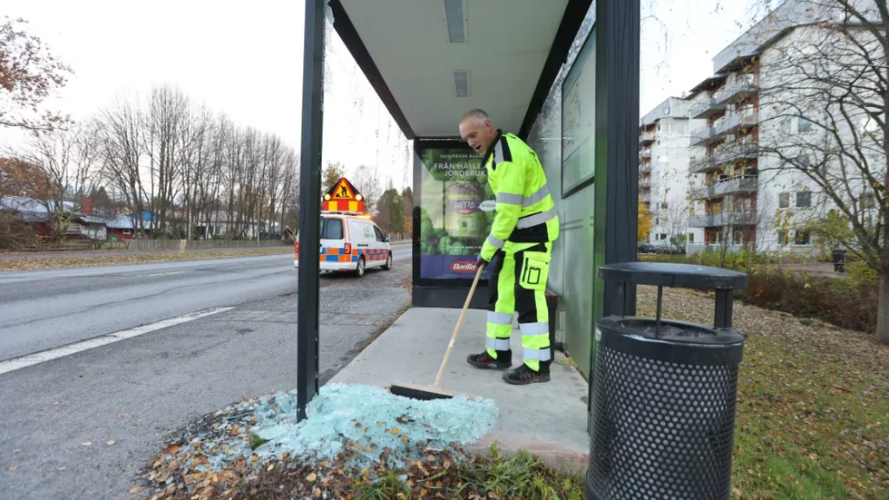 Mattias Sjögren från kommunen var på plats och sopade undan glaskross vid hållplatsen på Lilljansberget.