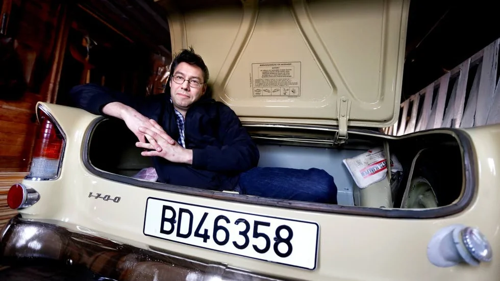 Ursprunglig skylt. Stefan Öhman ville ha det ursprungliga registeringsnumret på sin Opel rekord från 1960. Då fick det bli en personlig registeringsskylt.