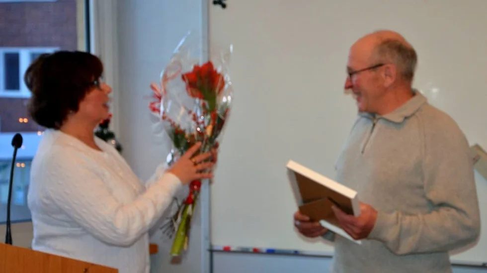 MILJÖPRISTAGARE. Aimo Wikman utsågs i måndags till Årets Miljöpritagare i Gällivare och fick ta emot en blomsterkvast av Birgitta Larsson. Fullmäktige utsåg också Årets Byggnad i Gällivare som blev Naturrummet i Stora Sjöfallet.