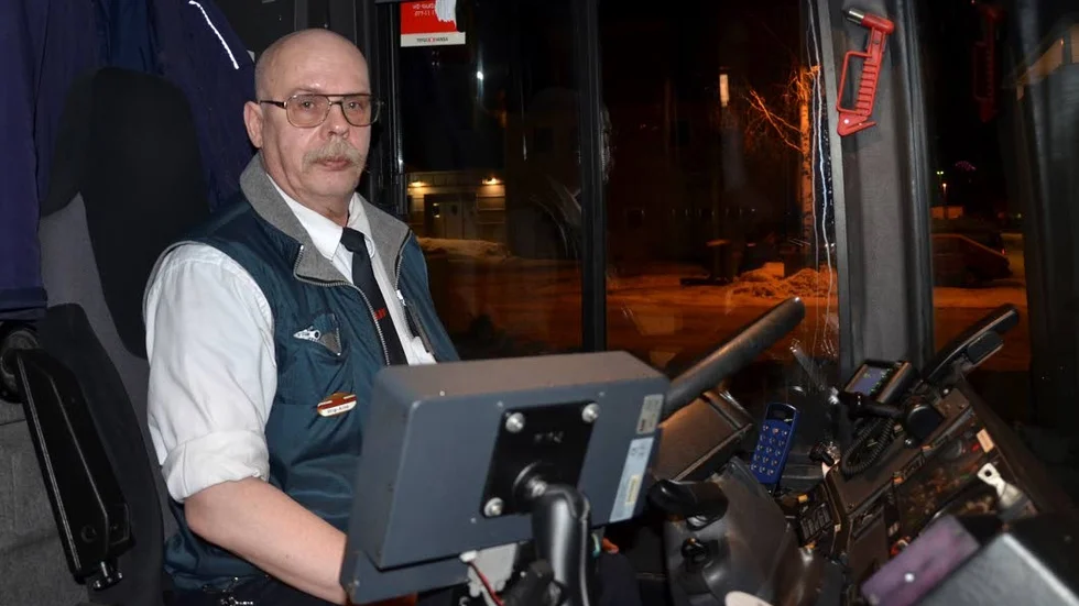 DANSBAND I NATTEN. Stig-Arne Eriksson ger passagerarna chansen att avnjuta sista dansen på nattbussen. Han är en av många busschaufförer som uppmärksammas i dag.