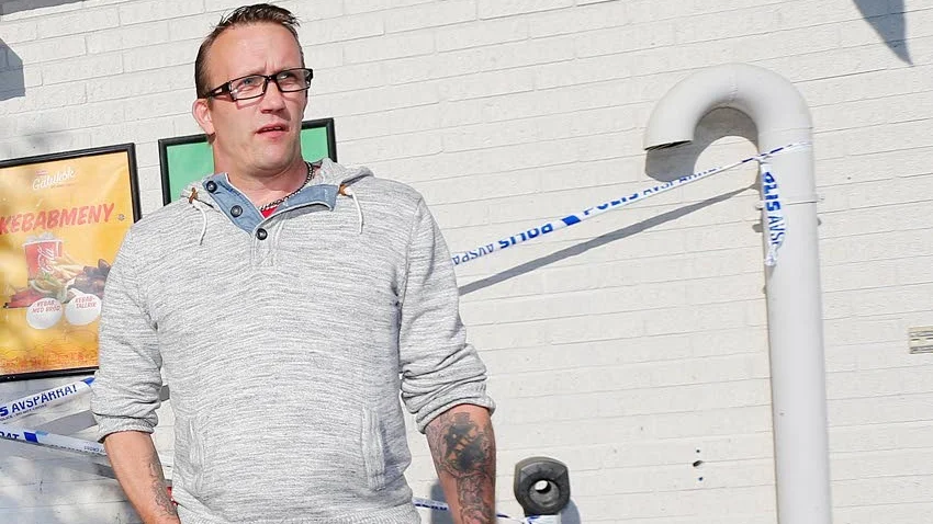 Hopp. Sonen Tony Karlsson hoppas att någon ska berätta vad som egentligen hände hans pappa.