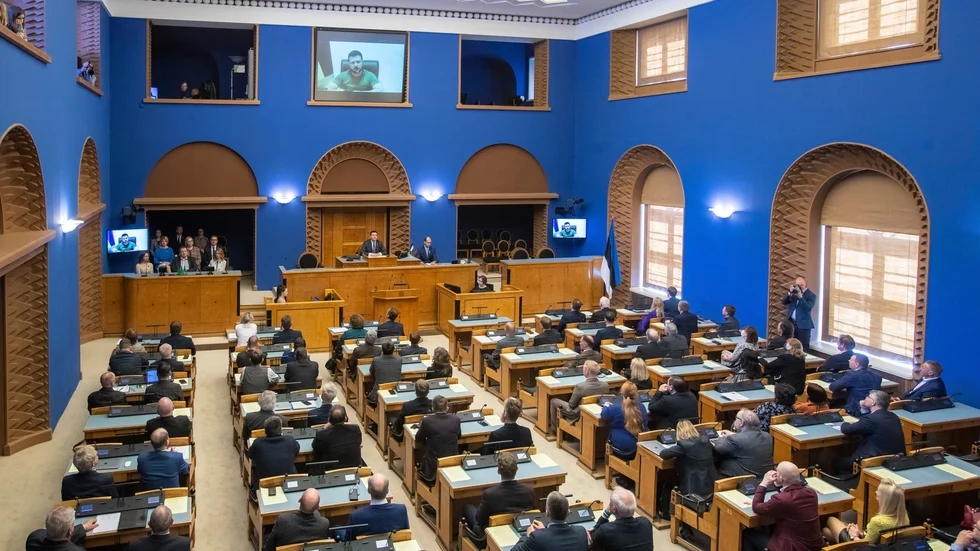 Estlands parlament riigikogu står bakom Ukraina. Här talar den ukrainske presidenten Volodymyr Zelenskyj på länk i plenisalen i Tallinn i april i år. Arkivbild.