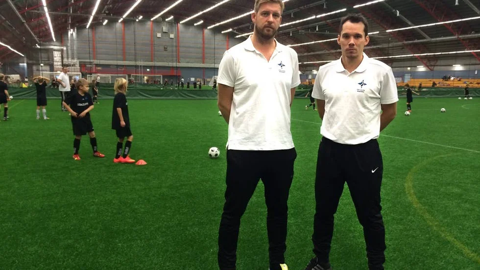 PÅ GRÖNBETE. Grundarna till fotbollsakademin Per Nyström Jensen och Fredric Lundqvist vill erbjuda fotbollsträning året runt.