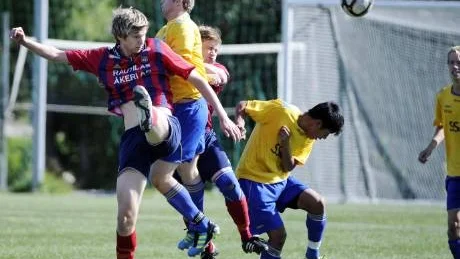 TUFFA TAG. Både Lira och Pol/Svanstein behövde poäng och det märktes på planen. Irritationen märktes långa vägar och duellerna blev tuffare och tuffare ju längre matchen gick. Foto: Linda Wikström