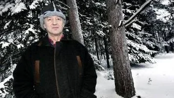 BÄRPLOCKNING. Nils-Olov Lindfors värnar om allemansrätten, men han anser att den inte får naggas i kanten av näringverksamhet. Till exempel organiserad bärplockning utan att markägaren är tillfrågad.
