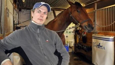 STORA. Andero Heinonen som arbetar åt stall Salmela tycker det är viktigt att alltid påminna sig om att det är stora och starka djur de arbetar med.
