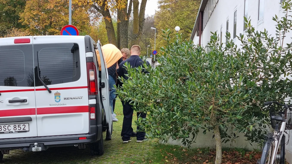 Mannen förs in i rätten.
