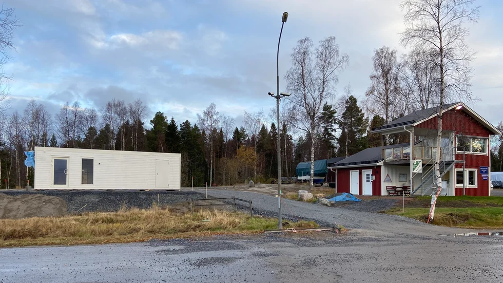 Butiken ligger framför föreningsbyggnaden i Lövskärs småbåtshamn på en yta där muddermassor lagts upp. Butiken kommer vara tillgänglig dygnet runt och väntas öppna innan jul.