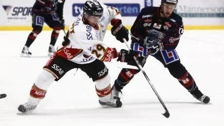 Luleås Chris Abbott och Linköpings Sebastian Karlsson i kamp om pucken.