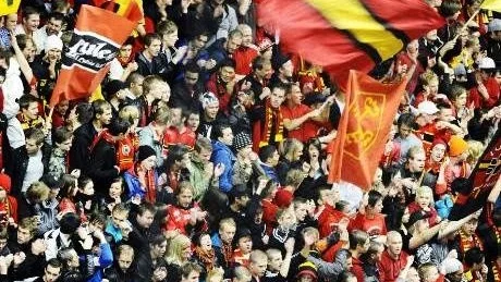 PUBLIKFEST. Vid förra hemmamötet mot Skellefteå var det trångt på läktarna och något liknande är att vänta i dagens heta möte. Vinner Skellefteå petar de bort Luleå från topplaceringen, blir det hemmaseger rycker Luleå ifrån sin rival.